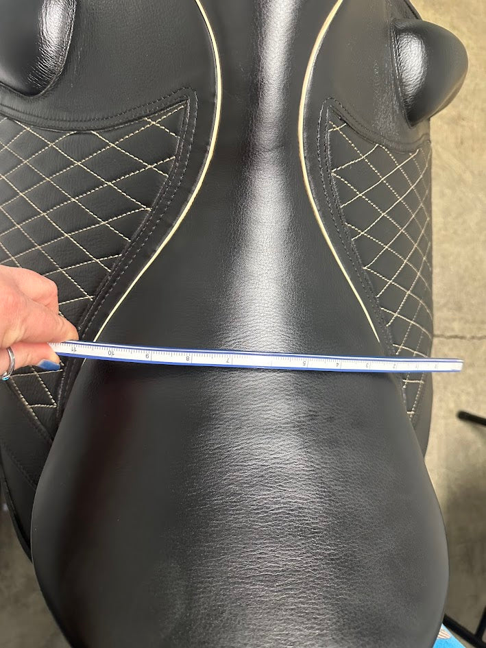 Granada Working Eq saddle, Black, feels like 17", Standard tree