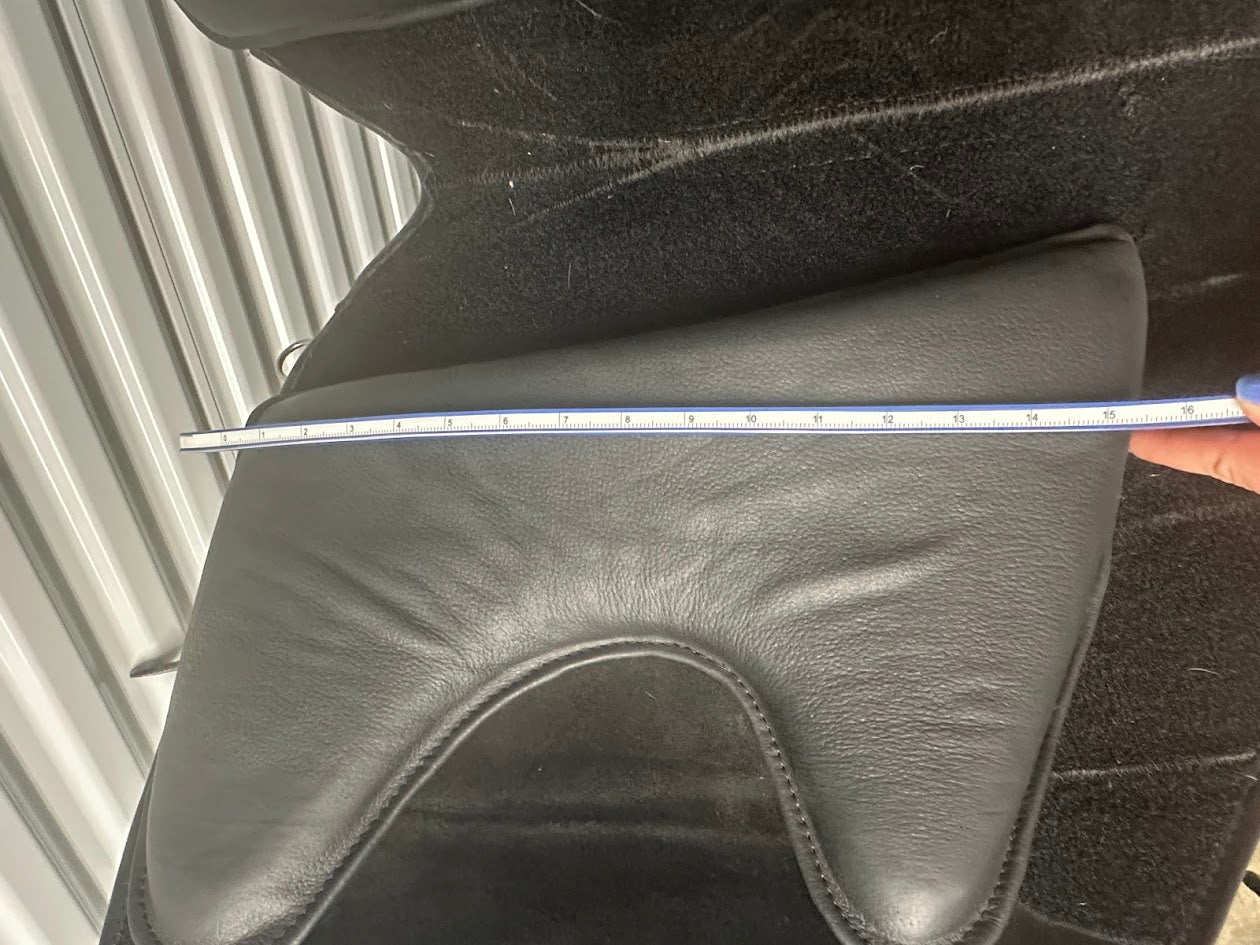 Granada Working Eq saddle, Black, feels like 17", Standard tree