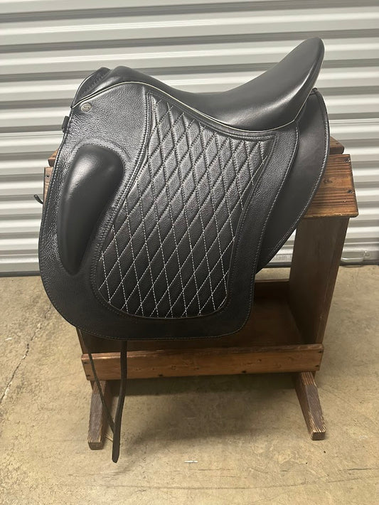 Granada Working Eq saddle, Black, feels like 17", Standard tree