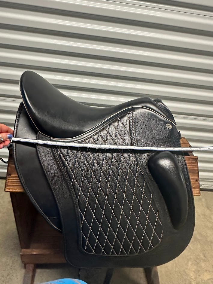 Granada Working Eq saddle, Black, feels like 17", Standard tree