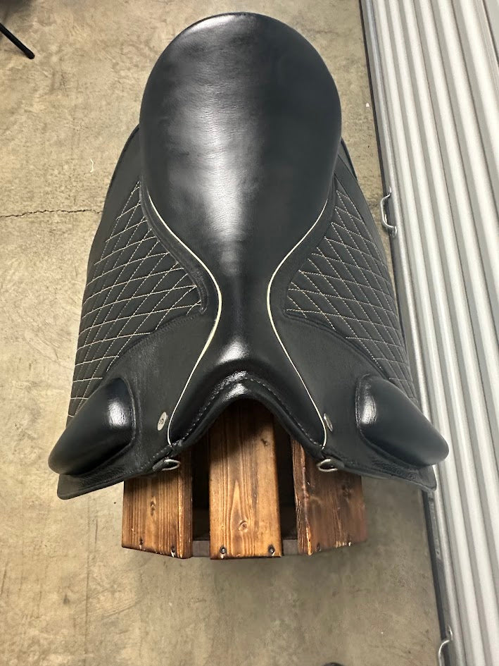 Granada Working Eq saddle, Black, feels like 17", Standard tree