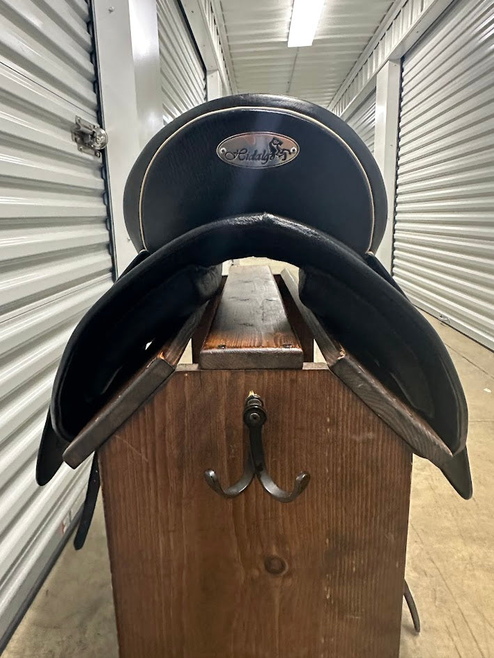 Granada Working Eq saddle, Black, feels like 17", Standard tree