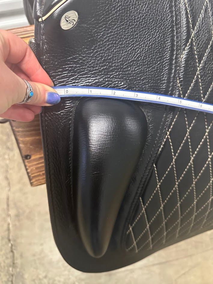 Granada Working Eq saddle, Black, feels like 17", Standard tree