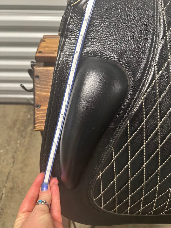 Granada Working Eq saddle, Black, feels like 17", Standard tree