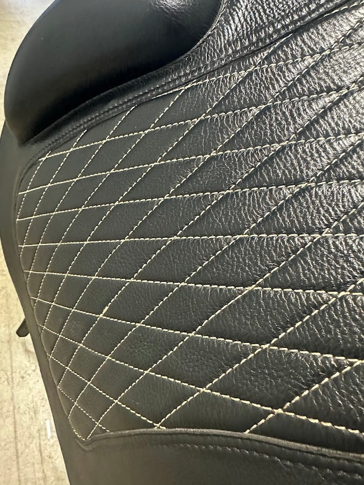 Granada Working Eq saddle, Black, feels like 17", Standard tree